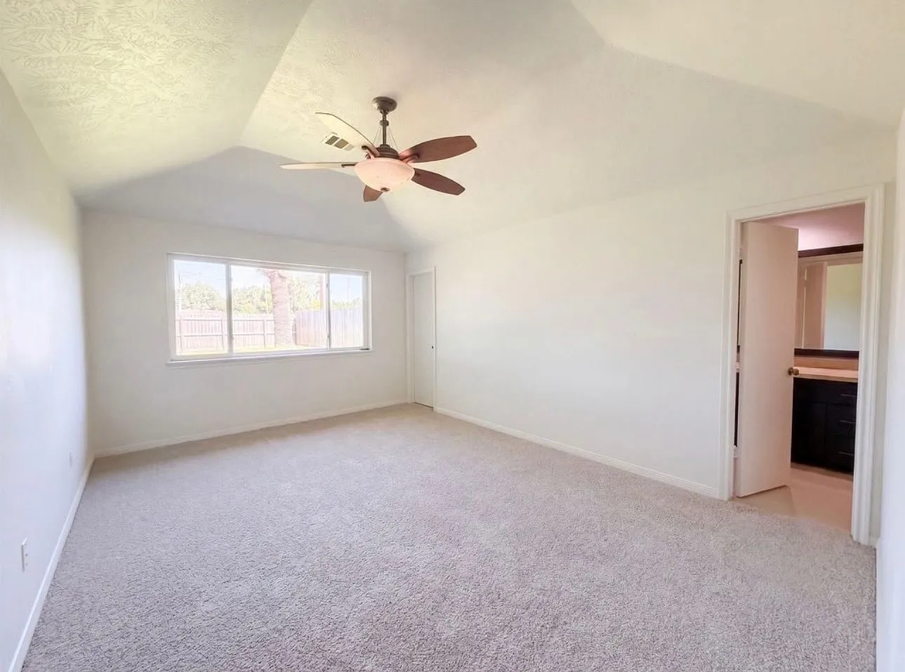 3 bed, 1675 sqft, $2,450 — Photo 2