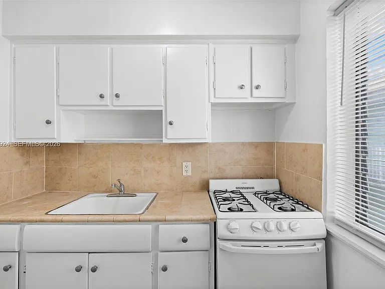 7721 Dickens Ave #6 — Photo 3