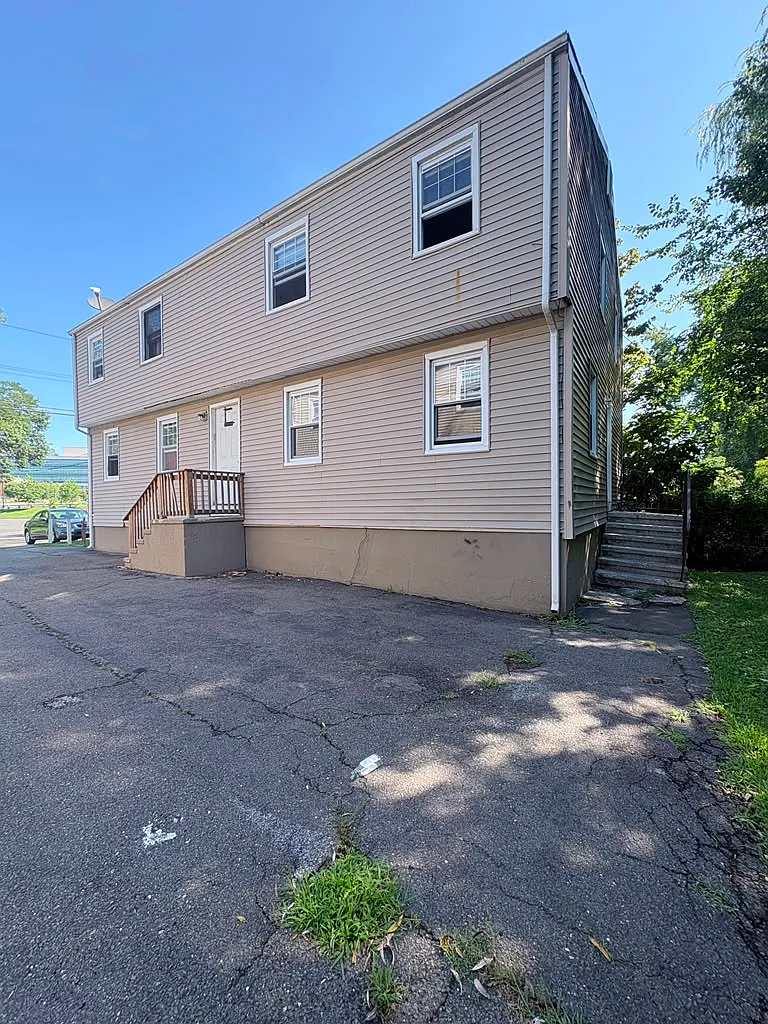 3 bed, $2,100 — Photo 2