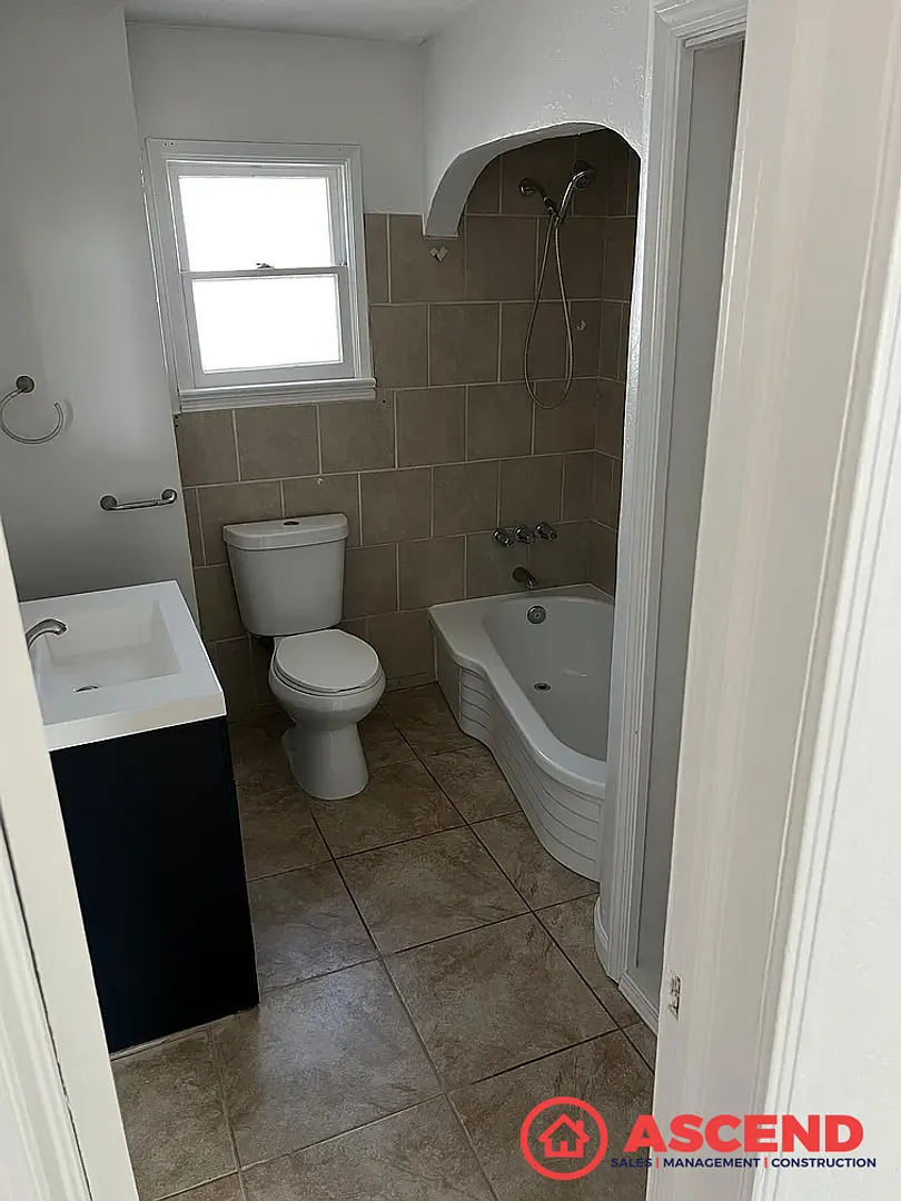 Spacious 3BD/1.5BA Home in Bakersfield's 93308 Garage, Water Included & Small Pets Welcome! — Photo 4