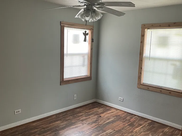 141 W Dickson Ave — Photo 3