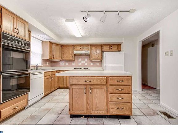 4th image of 1100 Glenwood Ct
