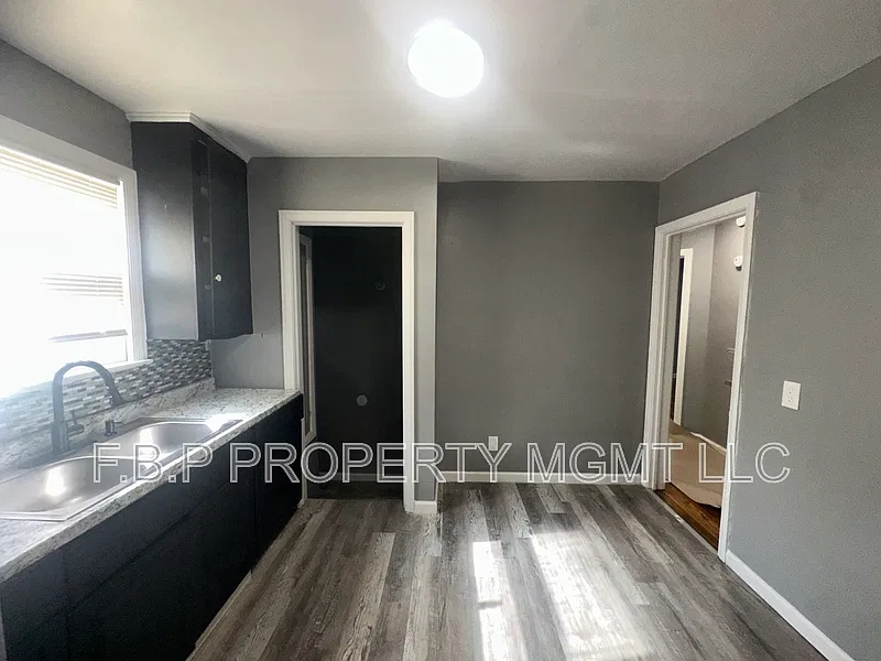 2 bed, 1.0 bath, 1830 sqft, $1,100 — Photo 4