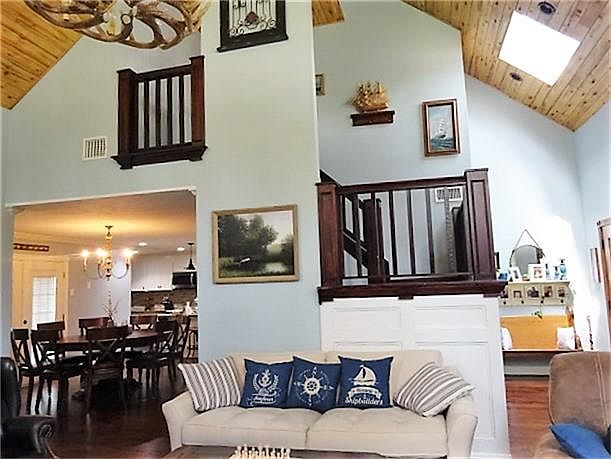 1st image of 15745 Corinthian Way