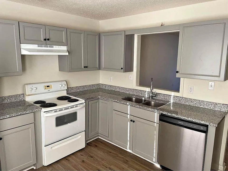 2 bed, 1.5 bath, 1200 sqft, $1,295 — Photo 3