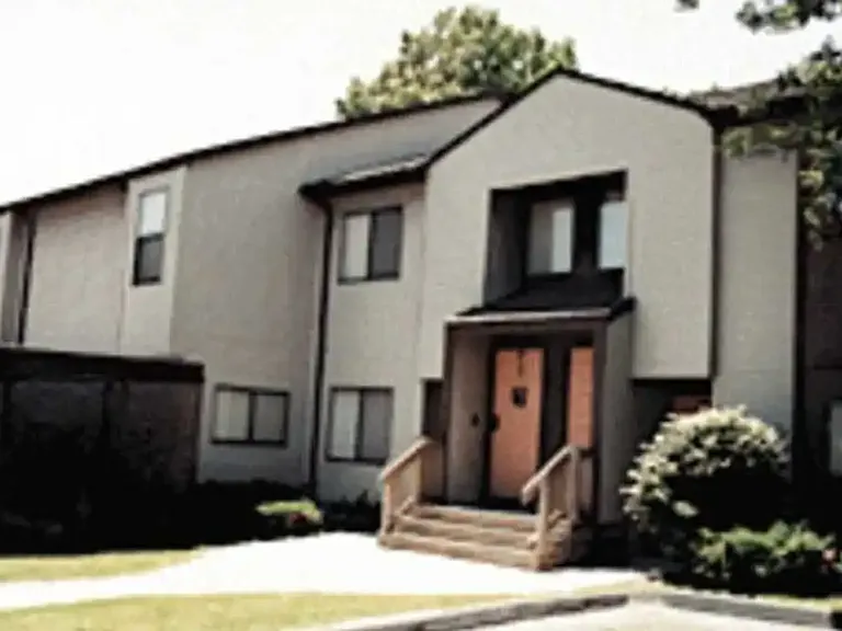 Woodcrest Apartments — Photo 14