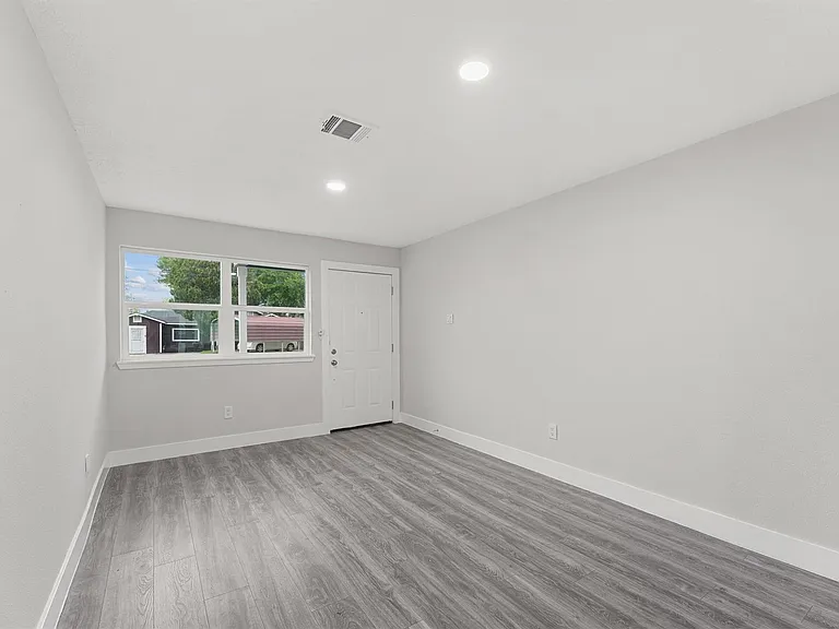 4630 Clover St — Photo 8