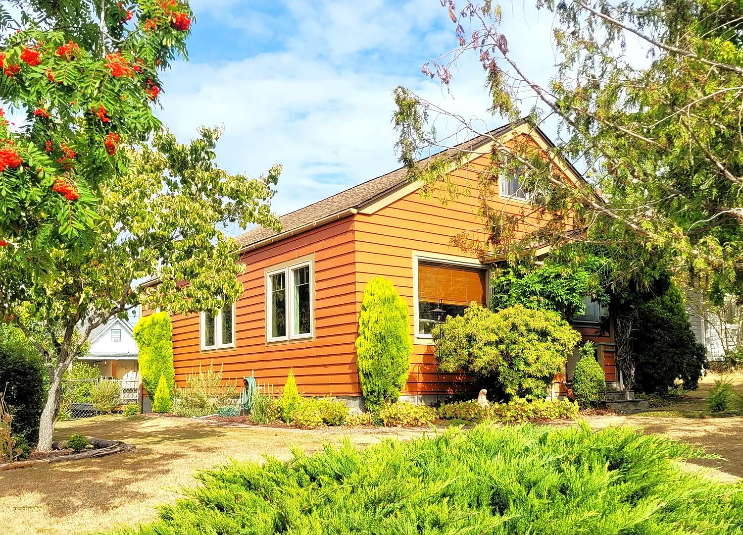 Charming Two Bedroom Home with a bonus room/Den and Large Fenced Yard - Nevada St — Photo 3