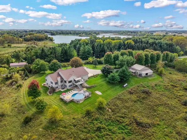852 Canal Rd, Marshall, WI 53559