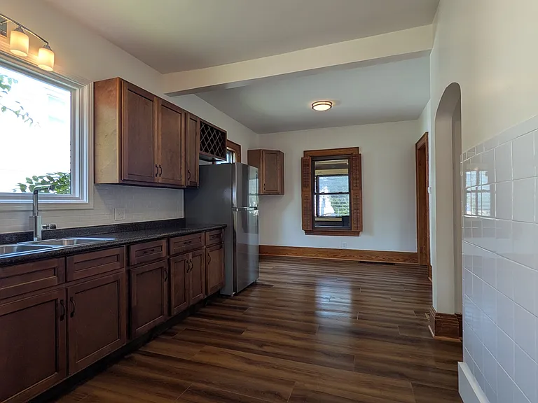 180 S Edwards Ave — Photo 2