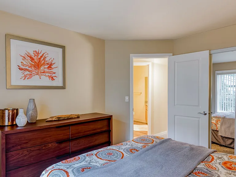 Sunset Summit Apartments — Photo 22