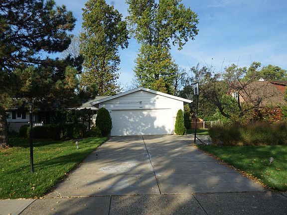 2nd image of 2832 Shakercrest Blvd