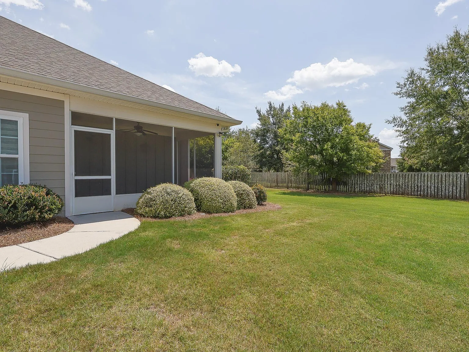 2 bed, 2.5 bath, 1918 sqft, $2,095 — Photo 3