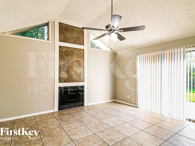230 Montego Cir — Photo 8