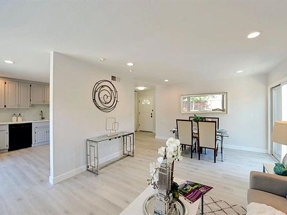4th image of 5925 Moraga Ave