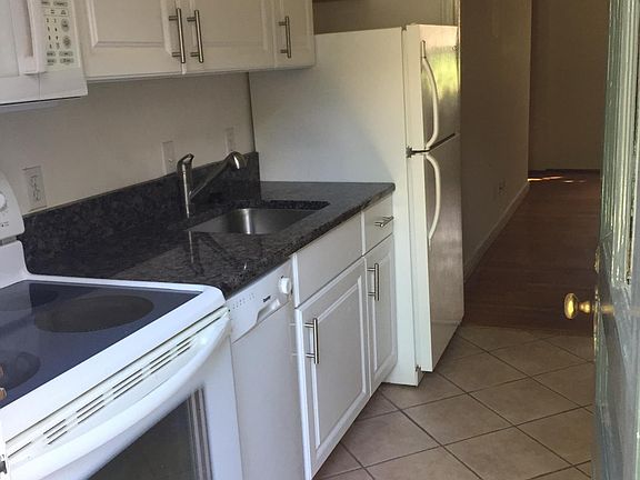 4th image of 13 Auburn Ct APT A