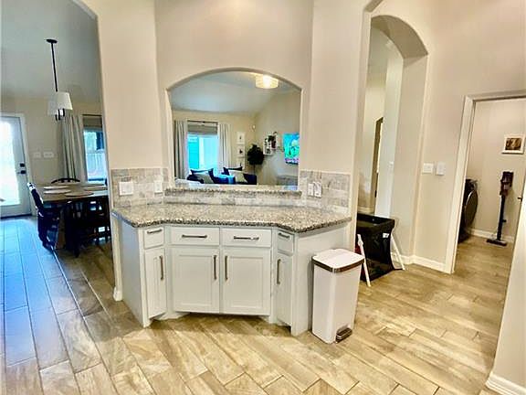 5th image of 2306 W Primrose Dr