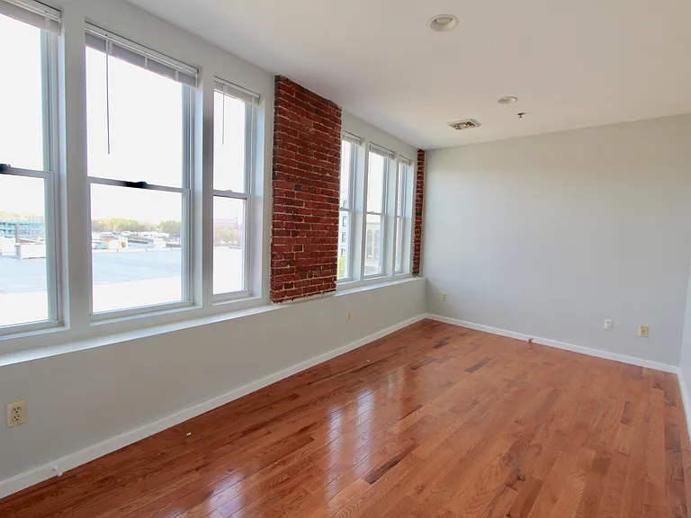327 Main St #4 — Photo 3