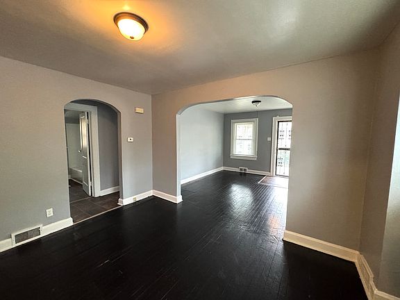 3rd image of 1419 W Pruitt St
