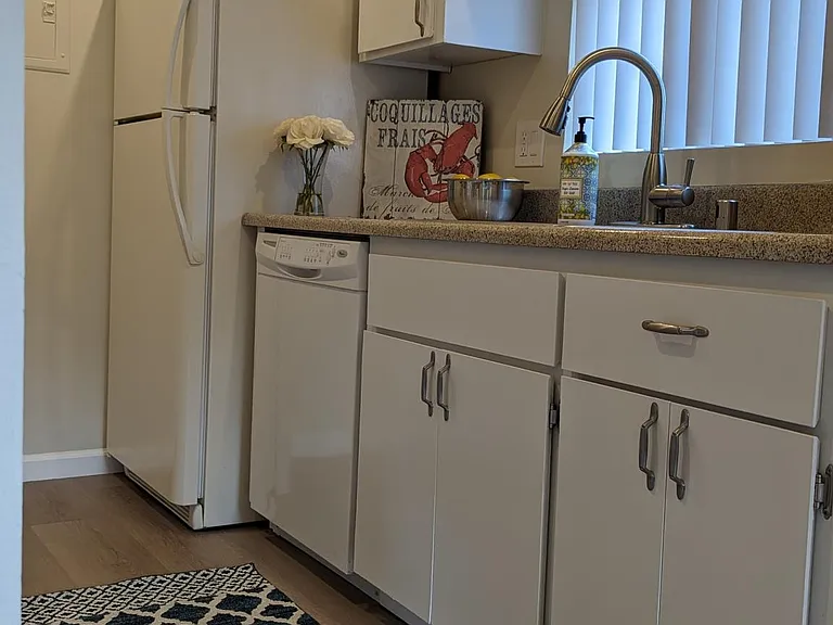 Live Oak Apartments — Photo 42