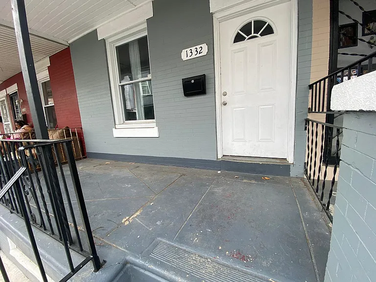 1332 N Hobart St — Photo 2