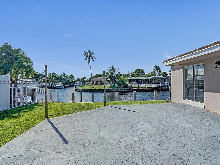 949 SE 10th Ct — Photo 41