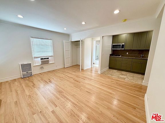 2nd image of 204 S Reeves Dr