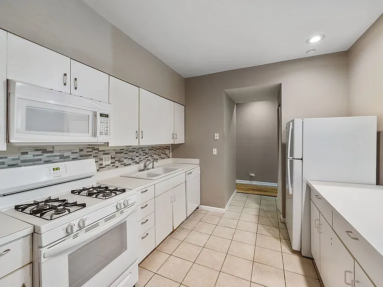 730 W Schubert Ave #G — Photo 5