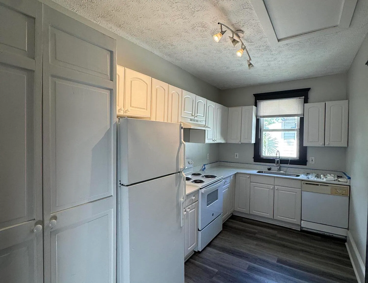 2 bed, 1.0 bath, 1100 sqft, $1,900 — Photo 4