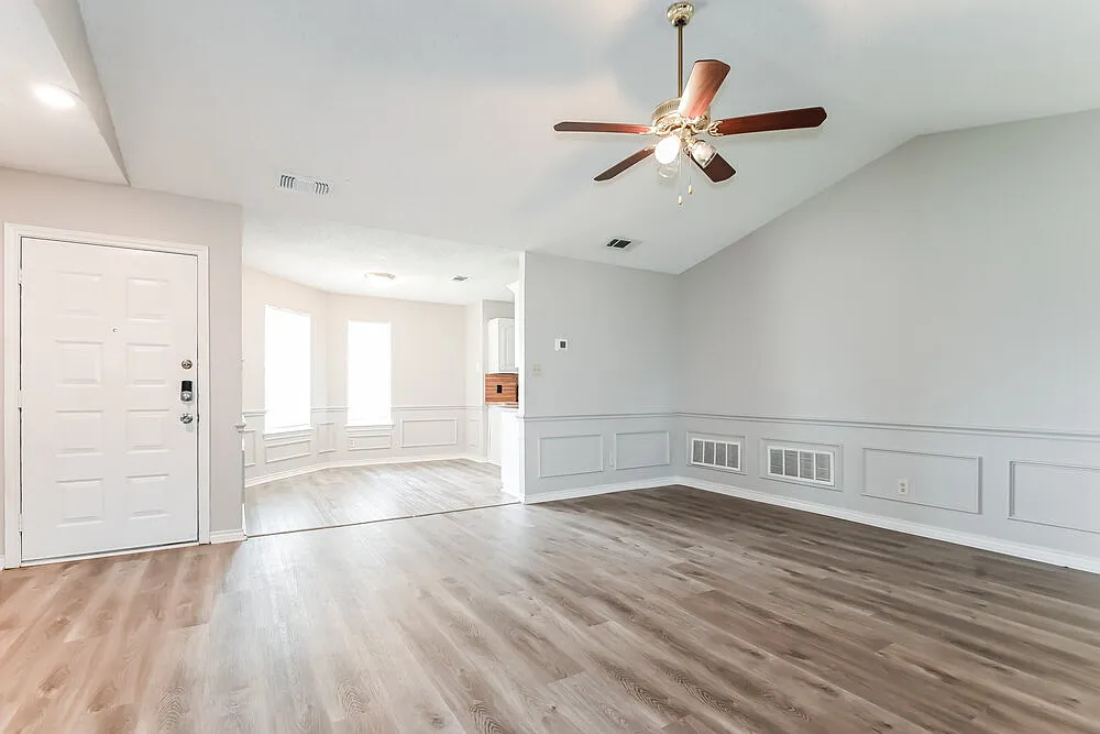3 bed, 2.0 bath, 1251 sqft, $2,020 — Photo 4