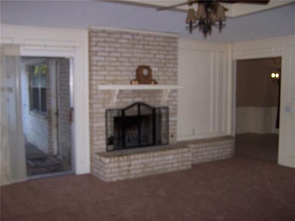 3rd image of 906 Hillsdale Dr