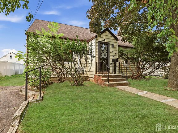 3rd image of 808 Tompkins Ave