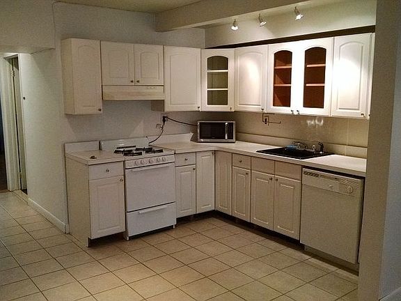 2nd image of 515 Manhattan Ave Floor 1