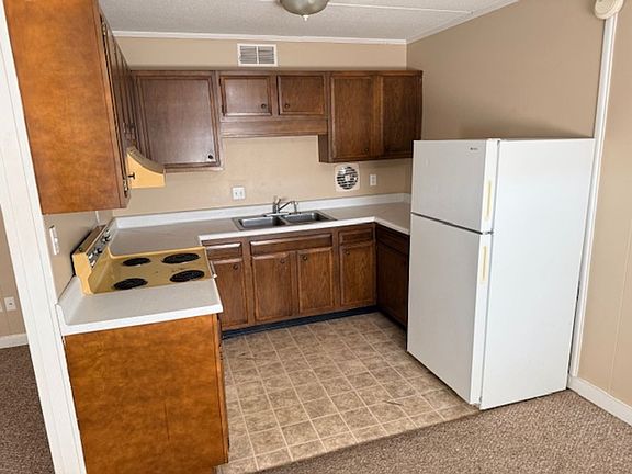 3rd image of 754 Lawrence Ave