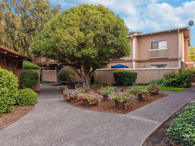 Country Club Apartments — Photo 17
