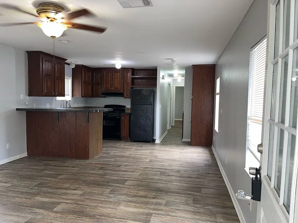 2 bed, 1.0 bath, 864 sqft, $1,654 — Photo 3