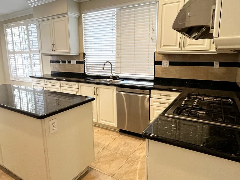12222 Meadow Grass Ct — Photo 9
