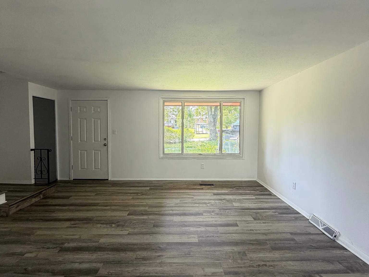 3 bed, 1.5 bath, 1435 sqft, $1,275 — Photo 3