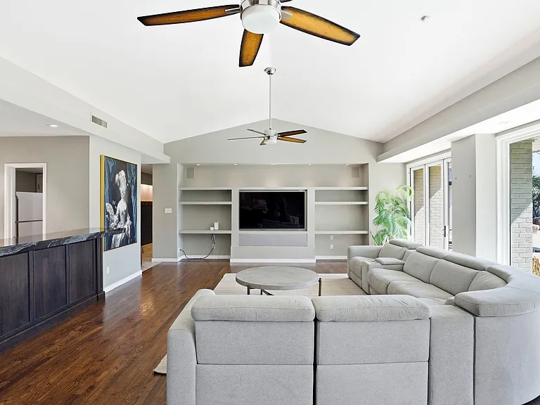 2939 N Manor Dr W — Photo 15