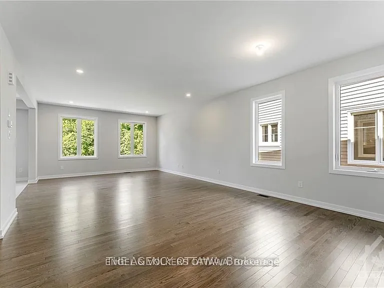 89 Hackamore Cres — Photo 4