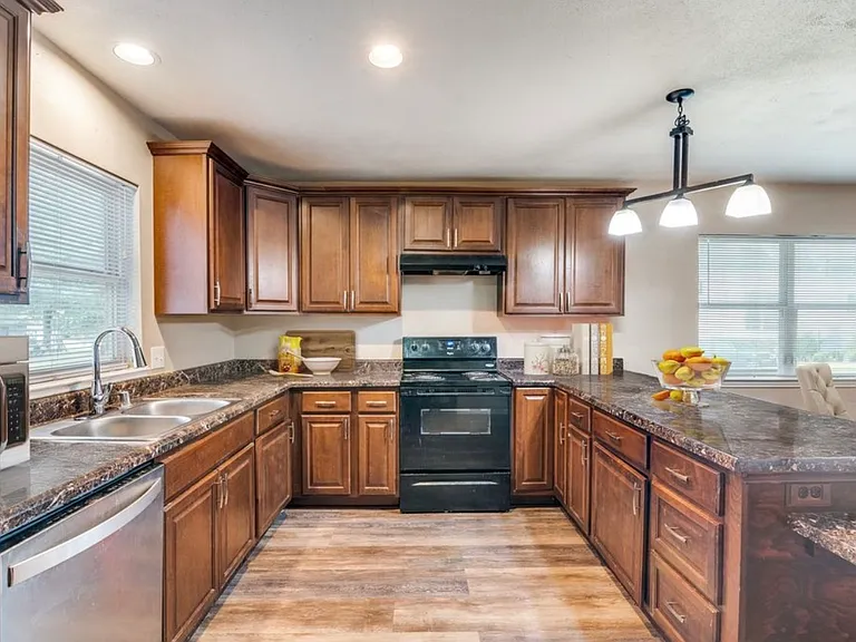 309 Emma Jane St — Photo 4
