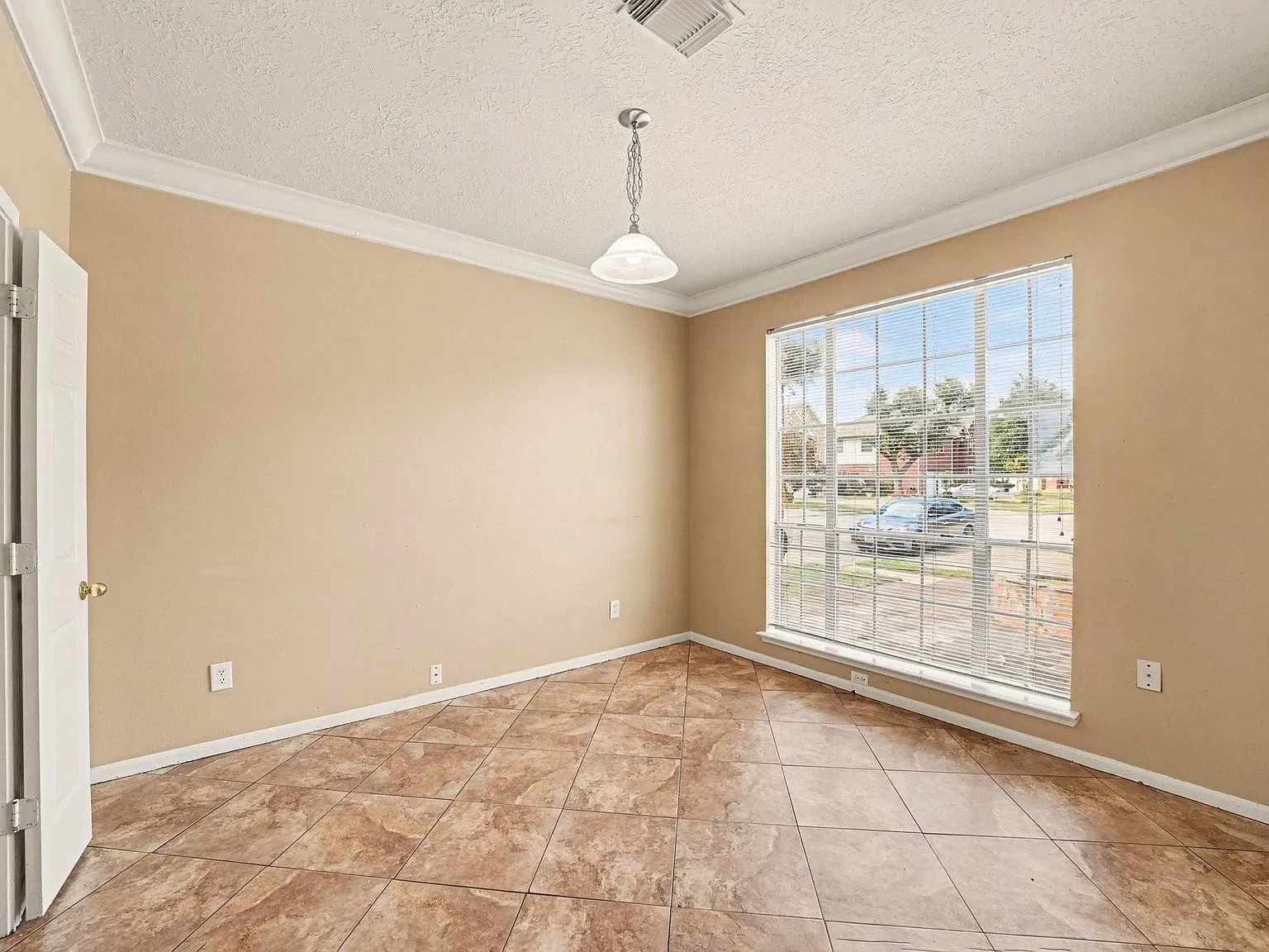 4 bed, 2.5 bath, 2285 sqft, $2,500 — Photo 3