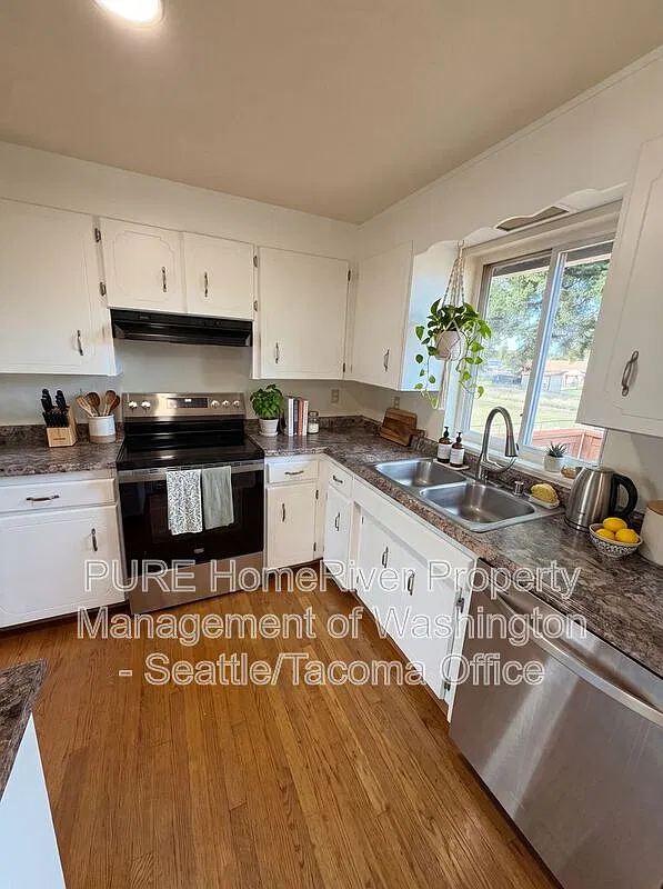 4 bed, 2.0 bath, 1700 sqft, $2,815 — Photo 1
