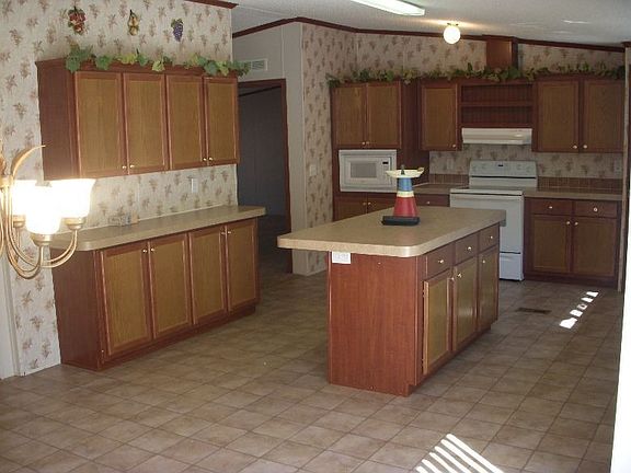 Kitchen w/ Island
