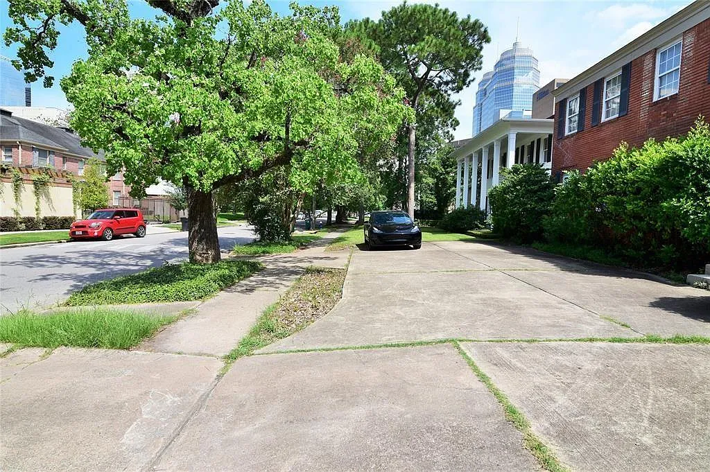 3 bed, 1.0 bath, 3468 sqft, $2,400 — Photo 3