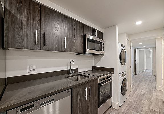 3rd image of 165 Ludlow St APT 2