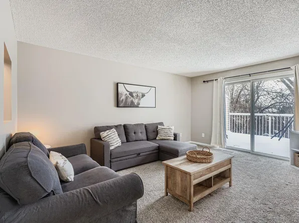 927 Pondview Ct, Vadnais Heights, MN 55127