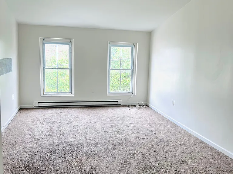 389 E Hector St — Photo 21
