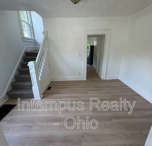 550 W Myrtle Ave — Photo 8