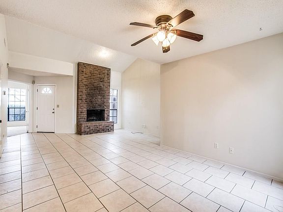 3rd image of 2716 Meadow Park Dr